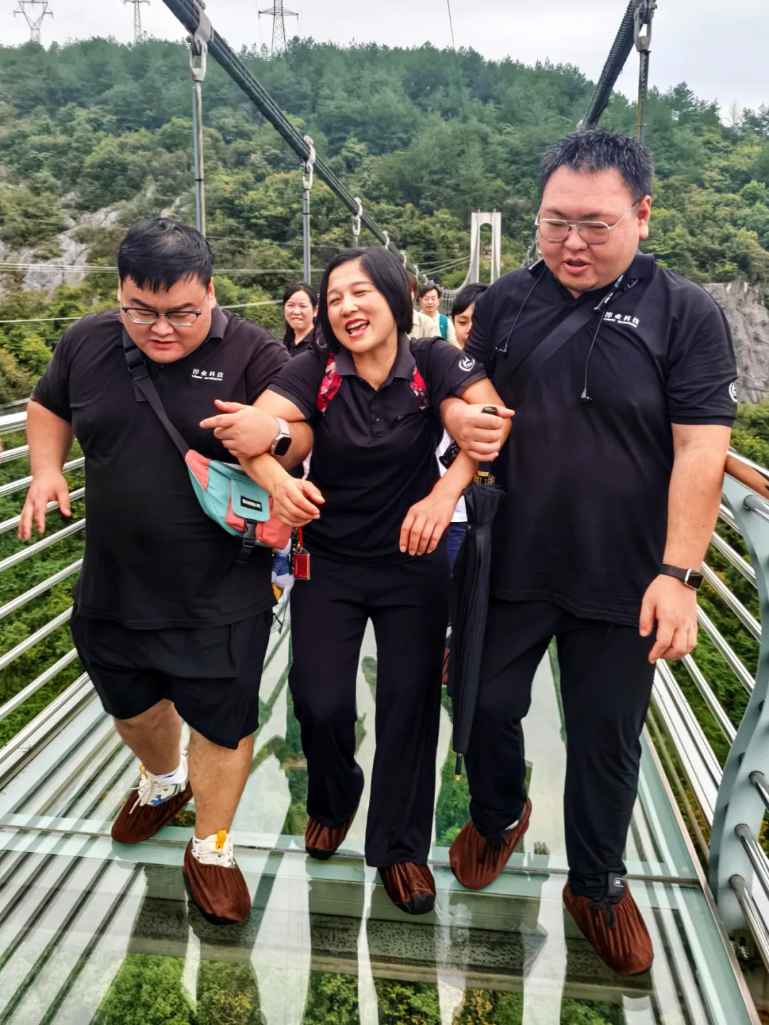 Standing high in the air, Although a little nervous, But with the encouragement of his colleagues, We overcame our fears, Successfully complete the challenge. Learned a high-altitude escape technique.